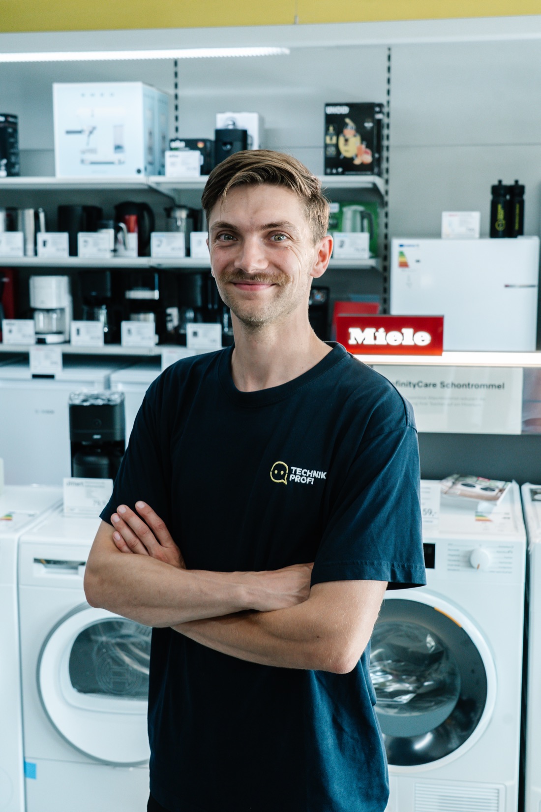 Emanuel Salomon im Ladengeschäft in Laufen